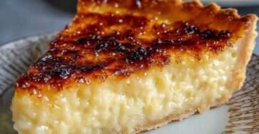 Tarte au riz de Verviers dorée avec surface légèrement caramélisée, garniture de riz au lait crémeux sur pâte croustillante dans un moule traditionnel.