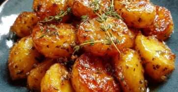 Pommes de terre rôties au four avec marinade miel moutarde thym, légèrement caramélisées, dorées et fondantes à l’intérieur.