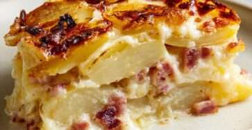 Plat de tartiflette maison gratinée au four, pommes de terre fondantes, lardons dorés, oignons et reblochon coulant avec croûte dorée.