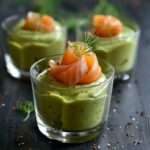 Verrines de mousse d’avocat au saumon fumé, garnies d’aneth frais, avec une texture onctueuse et une présentation élégante pour un apéritif raffiné.