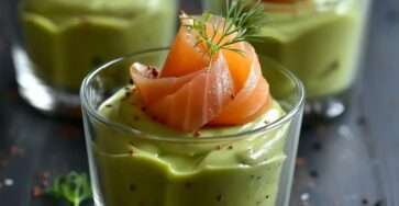 Verrines de mousse d’avocat au saumon fumé, garnies d’aneth frais, avec une texture onctueuse et une présentation élégante pour un apéritif raffiné.