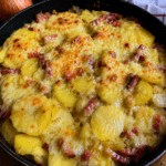 Tartiflette express à la poêle servie bien chaude, avec des pommes de terre dorées, des lardons, des oignons fondants et du reblochon coulant sur le dessus.