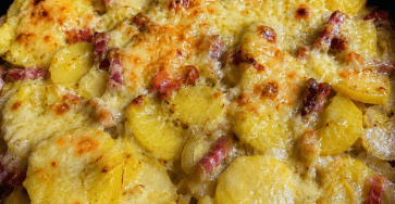 Tartiflette express à la poêle servie bien chaude, avec des pommes de terre dorées, des lardons, des oignons fondants et du reblochon coulant sur le dessus.