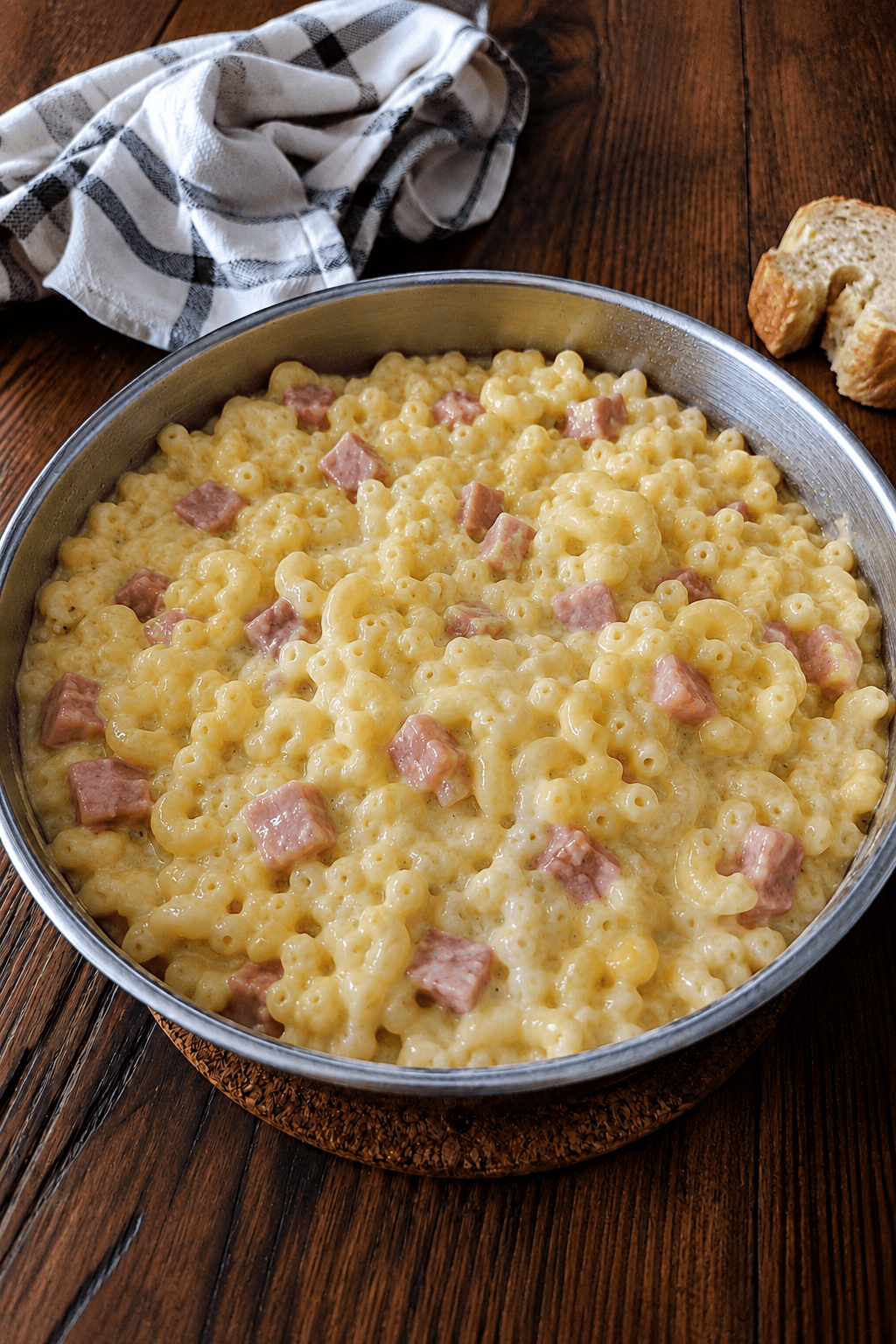 Coquillettes jambon fromage crémeuses servies dans une assiette creuse, avec une sauce onctueuse à la crème, du fromage fondu et des morceaux de jambon.