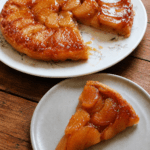 Tarte Tatin express aux pommes caramélisées, retournée sur une assiette, avec des quartiers de pommes fondants et brillants, une pâte feuilletée dorée et un caramel gourmand.