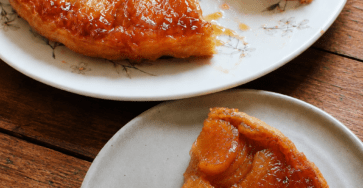 Tarte Tatin express aux pommes caramélisées, retournée sur une assiette, avec des quartiers de pommes fondants et brillants, une pâte feuilletée dorée et un caramel gourmand.