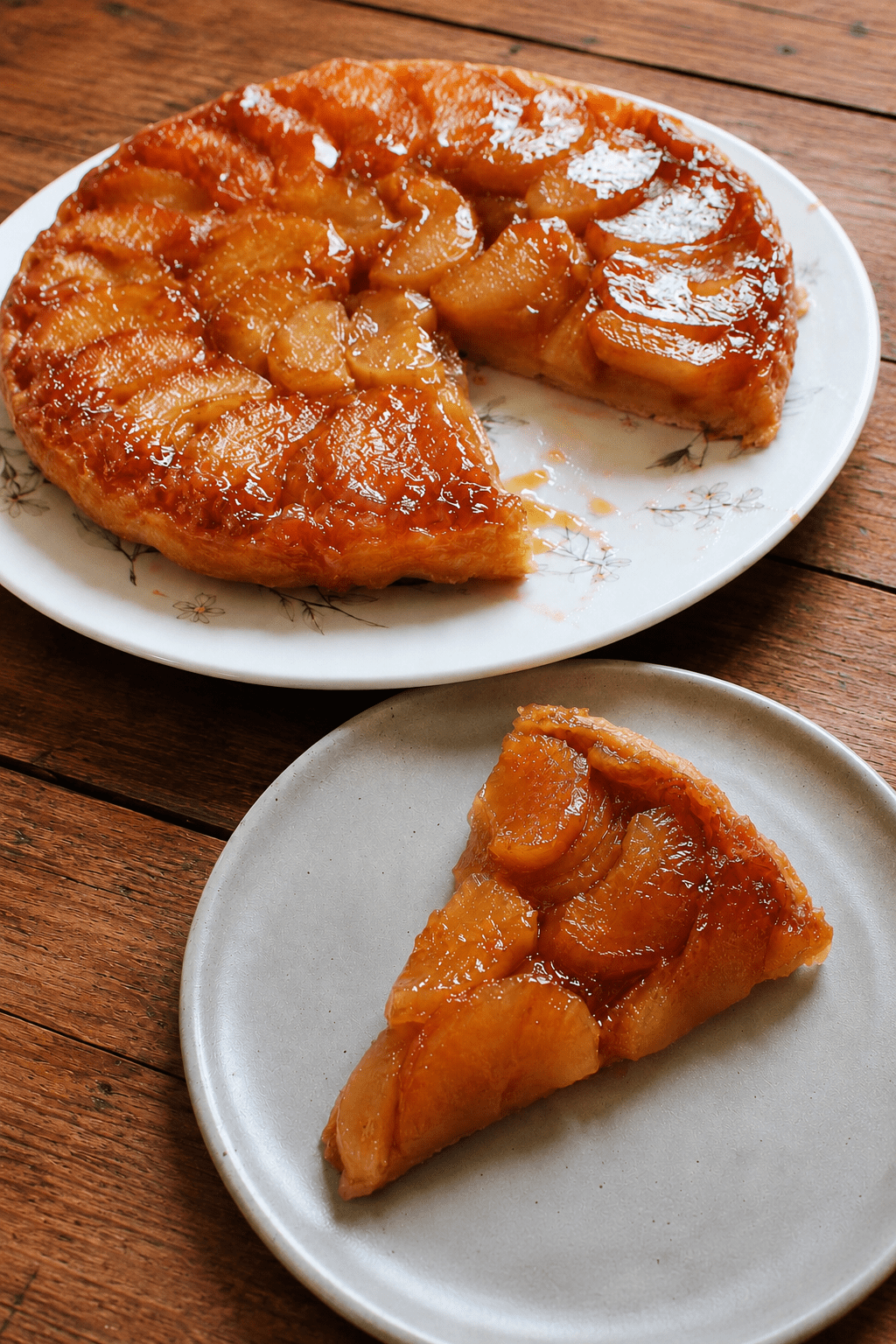 Tarte Tatin express aux pommes caramélisées, retournée sur une assiette, avec des quartiers de pommes fondants et brillants, une pâte feuilletée dorée et un caramel gourmand.
