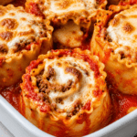 Lasagnes roulées à la viande hachée et mozzarella, gratinées au four avec sauce tomate, fromage fondant et herbes italiennes.