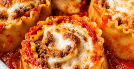 Lasagnes roulées à la viande hachée et mozzarella, gratinées au four avec sauce tomate, fromage fondant et herbes italiennes.
