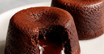 Fondant au chocolat cœur coulant servi tiède, avec un intérieur chocolat fondu, une texture moelleuse et une surface légèrement craquelée.