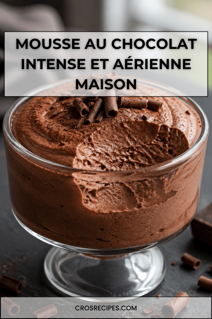 Verrines de mousse au chocolat noir intense, texture légère et aérienne, décorées de copeaux de chocolat sur le dessus.