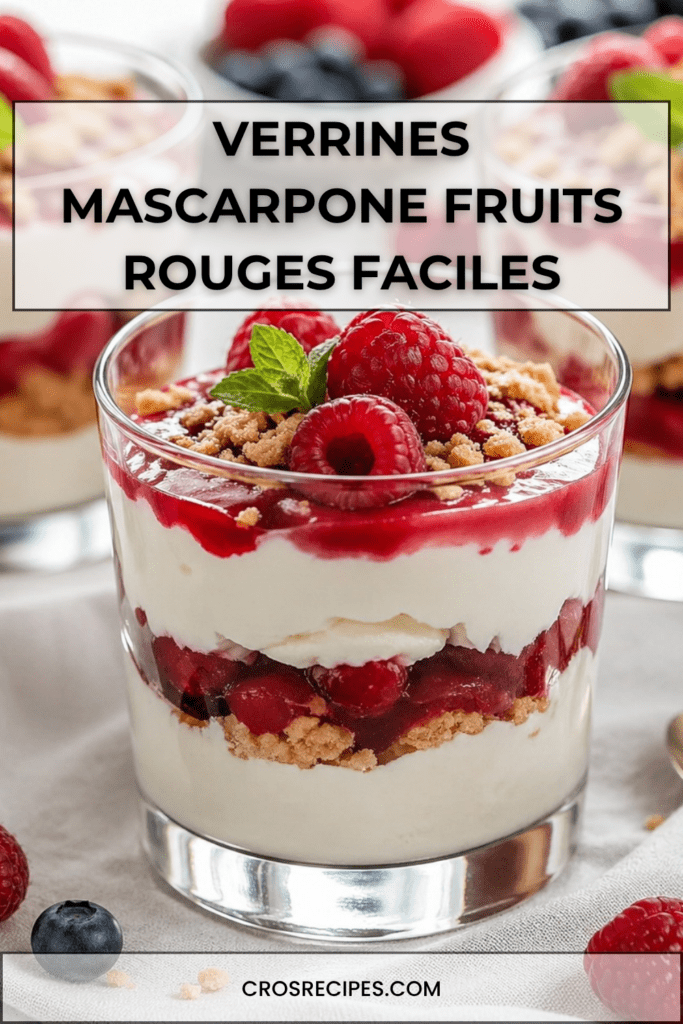 Verrines mascarpone fruits rouges avec crème blanche onctueuse, base biscuitée croquante, fruits rouges frais et feuille de menthe.