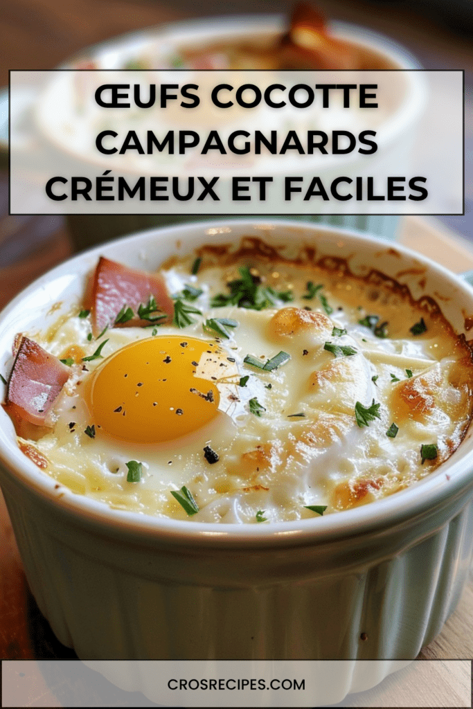 Œufs cocotte campagnards servis dans des ramequins, avec crème fraîche, lardons dorés, fromage fondu et herbes fraîches