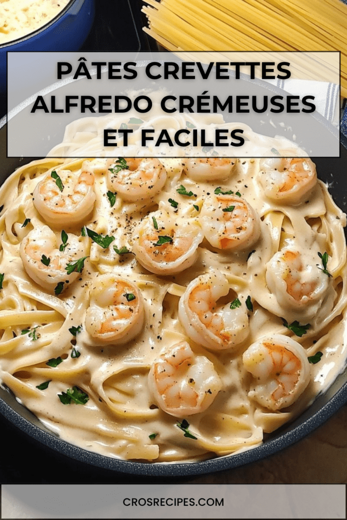 Pâtes crémeuses aux crevettes façon Alfredo servies dans une assiette creuse, avec sauce parmesan, persil frais et crevettes dorées