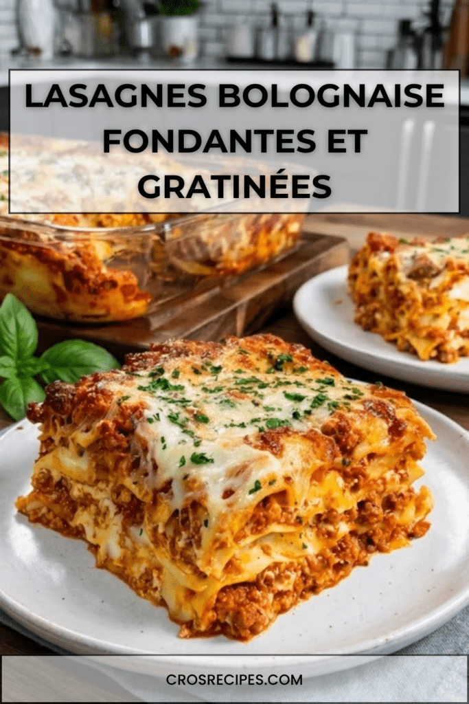 Lasagnes à la bolognaise fondantes dans un plat gratiné, avec sauce tomate à la viande, béchamel crémeuse, mozzarella et parmesan dorés
