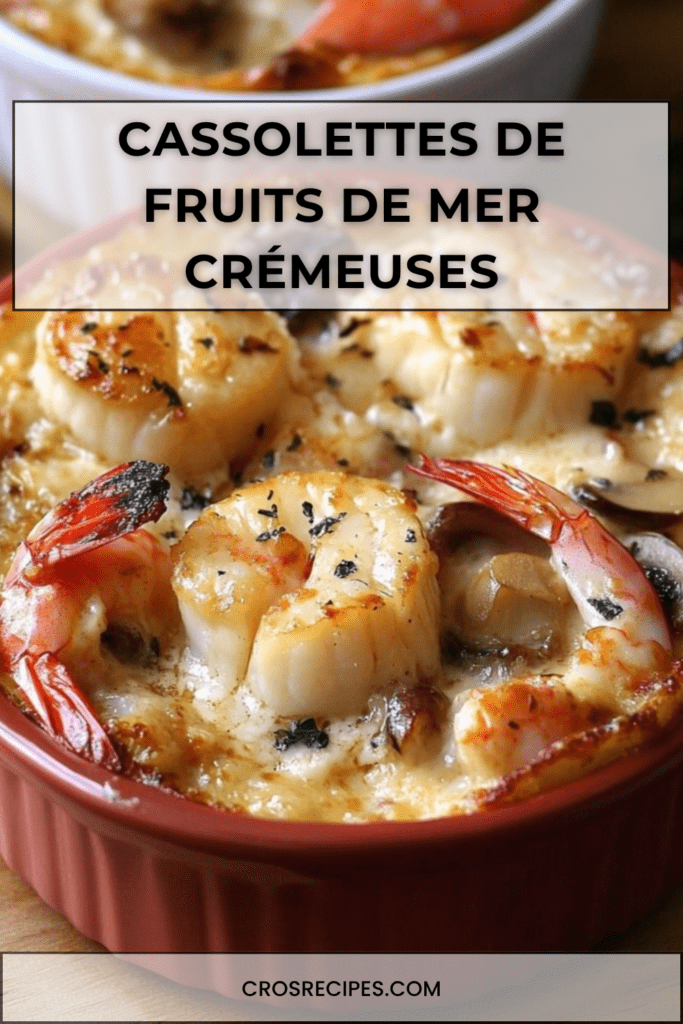 Cassolettes de fruits de mer crémeuses gratinées au four, garnies de crevettes, noix de Saint-Jacques, champignons et persil frais