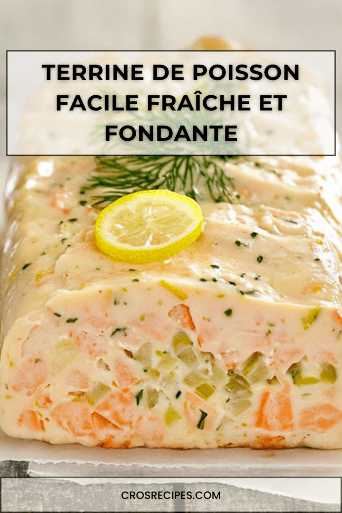 Terrine de poisson maison aux légumes, poisson blanc et saumon, coupée en tranches fraîches, servie avec sauce citronnée et herbes fraîches.