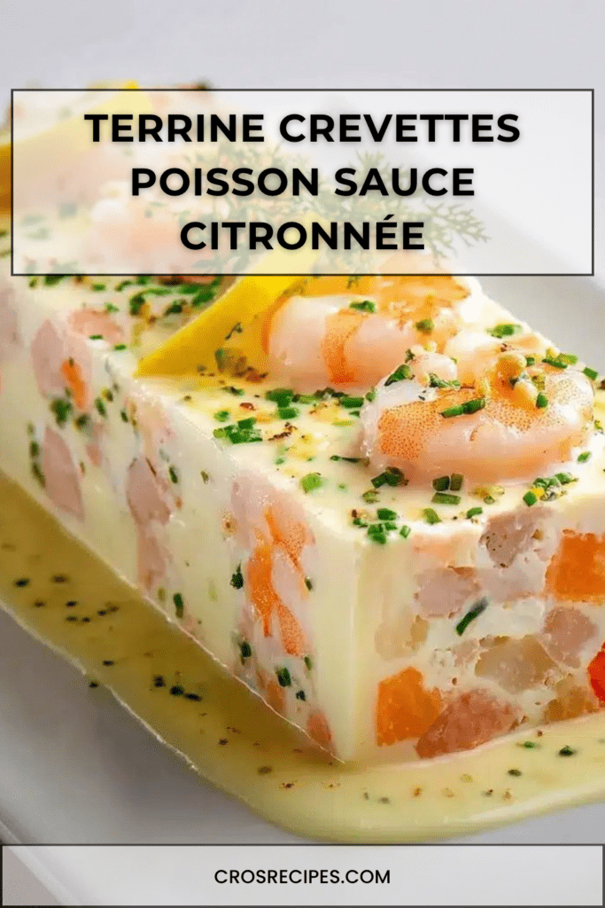 Terrine de poisson blanc et crevettes servie en tranches avec sauce citronnée, ciboulette fraîche, quartiers de citron et crevettes entières.