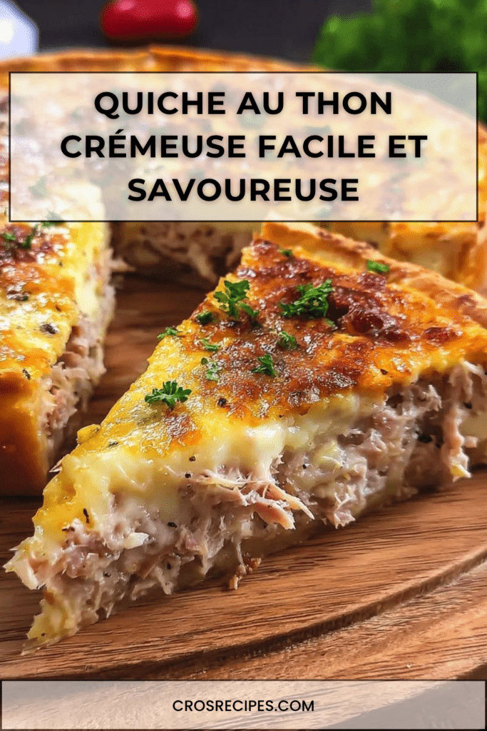 Quiche au thon crémeuse et dorée, garnie de thon émietté, fromage râpé, persil frais et pâte brisée croustillante.