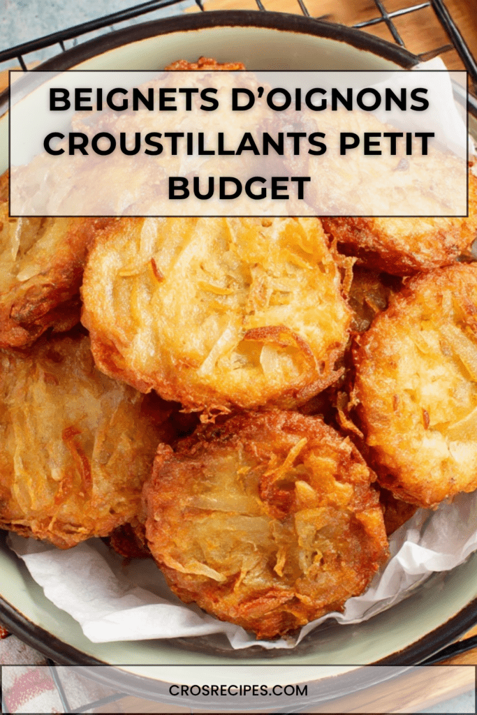 Beignets d’oignons croustillants dorés à la poêle, préparés avec une pâte légère à la farine, œuf, eau et levure, servis chauds.