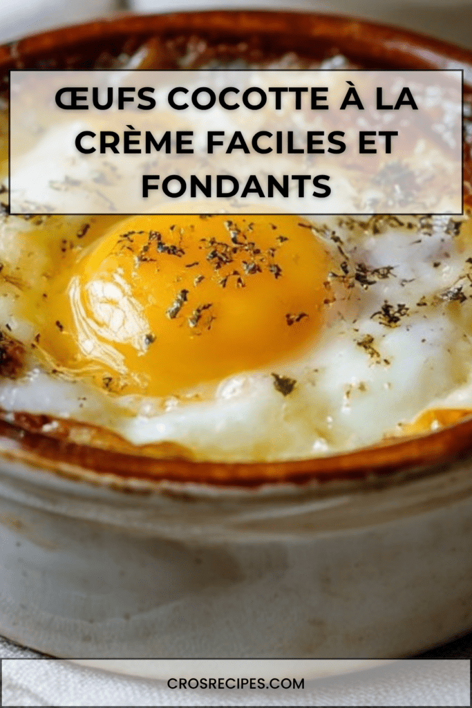 Œufs cocotte à la crème fraîche servis dans des ramequins, avec fromage râpé fondu, poivre noir et jaune d’œuf coulant.