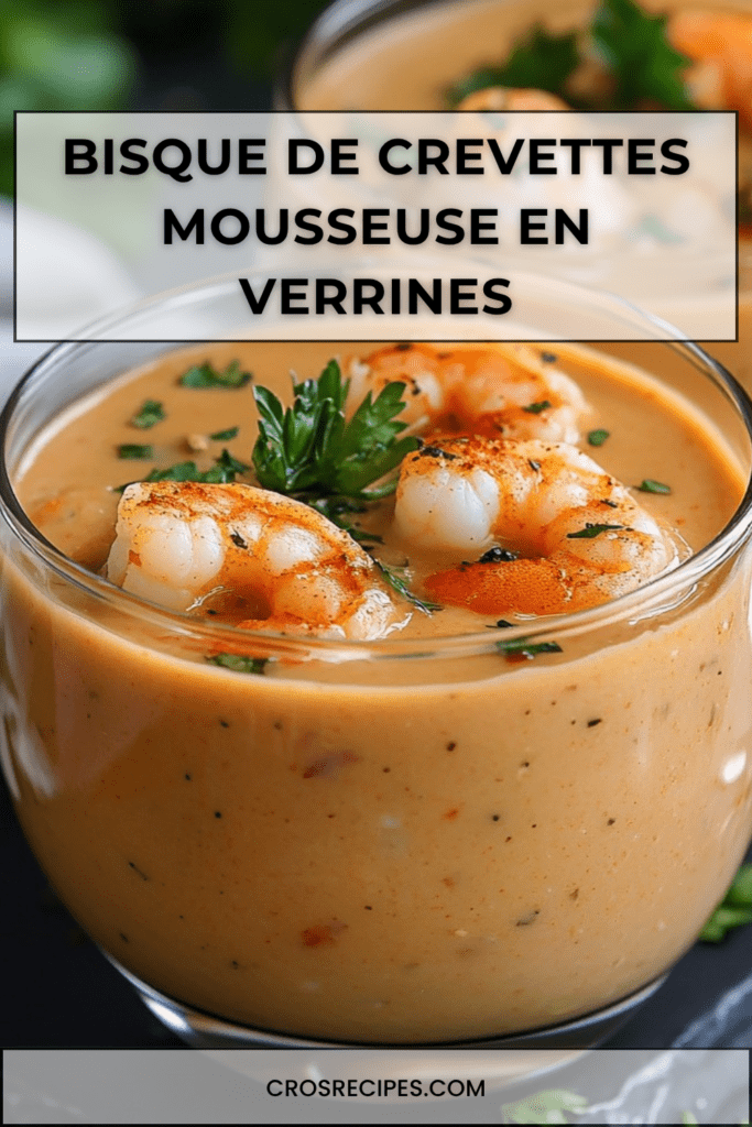 Verrines de bisque de crevettes mousseuse servies dans de petits verres transparents, décorées de crevettes, ciboulette et mousse crémeuse.