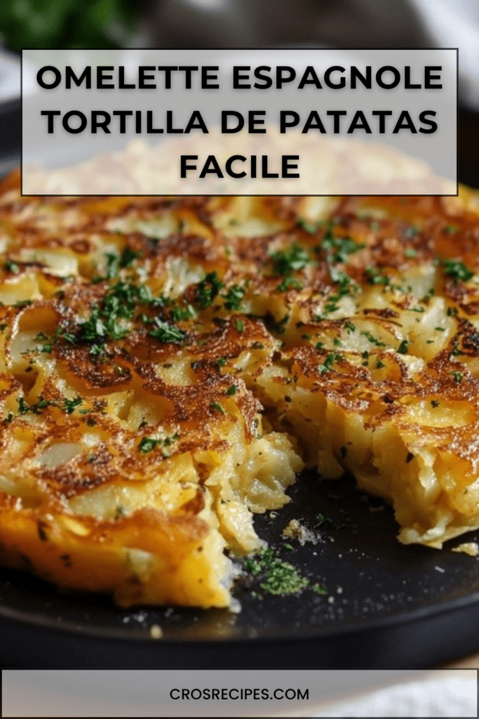 Omelette espagnole tortilla de patatas dorée et épaisse, coupée en parts, avec pommes de terre fondantes, œufs moelleux et salade verte.