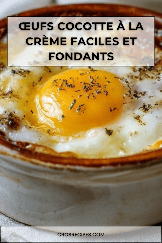 Œufs cocotte à la crème servis dans des ramequins dorés, avec fromage gratiné, crème fondante et jaune d’œuf encore coulant.