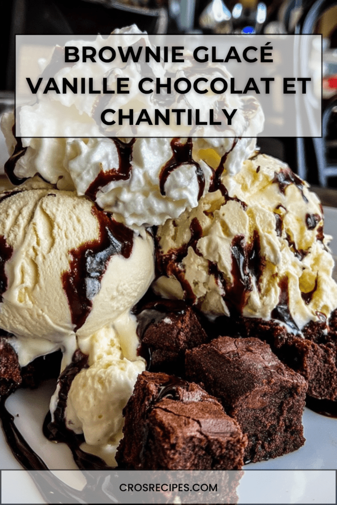 Brownie glacé servi en coupe avec morceaux de brownie fondant, boules de glace vanille, sauce chocolat tiède, chantilly et copeaux de chocolat.