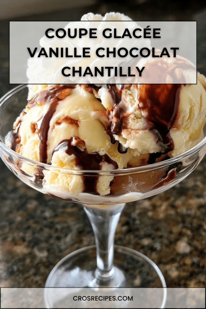Coupe glacée vanille chocolat servie dans un verre à dessert, avec boules de glace vanille, sauce chocolat tiède, chantilly, copeaux de chocolat et amandes effilées.