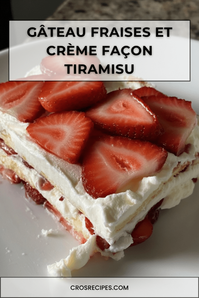 Gâteau fraises et crème façon tiramisu présenté en parts, avec biscuits imbibés, crème mascarpone légère et fraises fraîches en décoration.