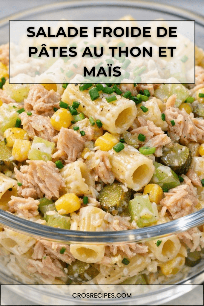 Salade froide de pâtes au thon et maïs servie dans un bol, avec céleri croquant, cornichons, sauce crémeuse au yaourt et ciboulette fraîche.