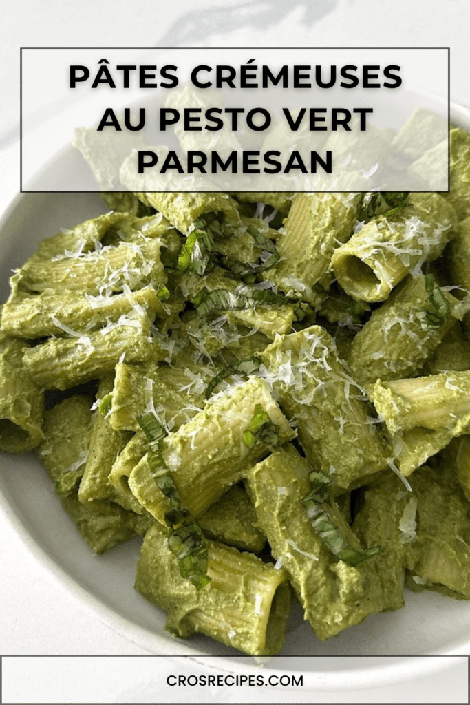 Pâtes crémeuses au pesto vert servies dans une assiette creuse avec parmesan râpé, basilic frais et sauce verte onctueuse.
