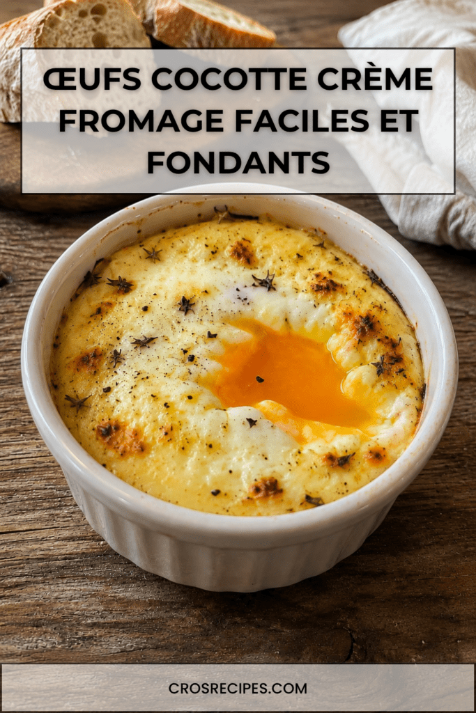 Œufs cocotte crème fromage servis dans des ramequins individuels, avec un jaune coulant, une crème onctueuse, du fromage fondu et quelques herbes fraîches sur le dessus.