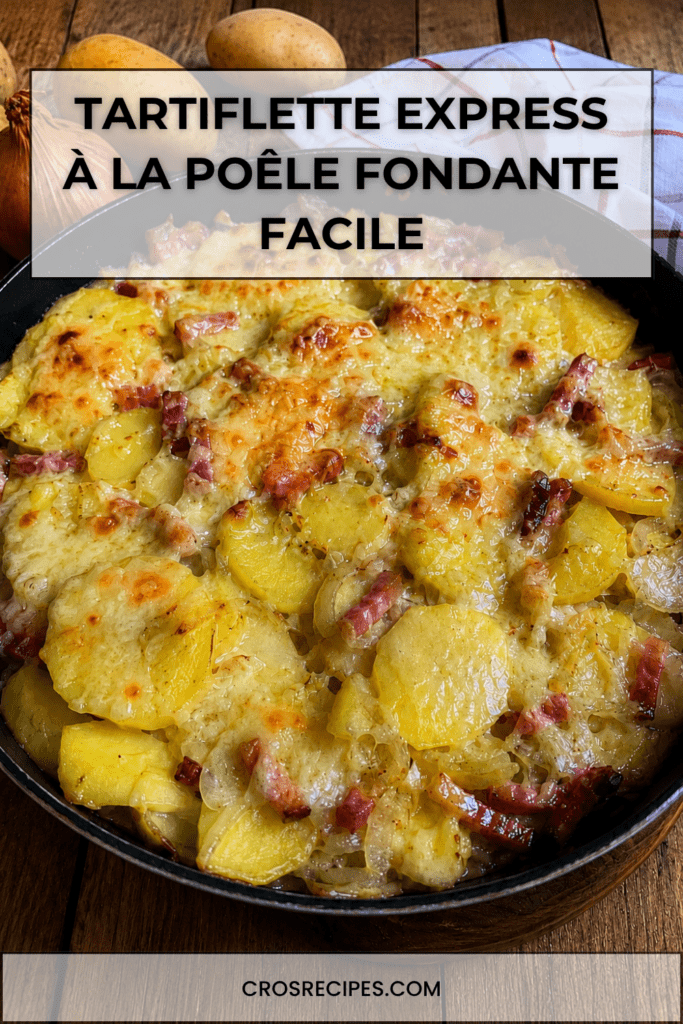 Tartiflette express à la poêle servie bien chaude, avec des pommes de terre dorées, des lardons, des oignons fondants et du reblochon coulant sur le dessus.