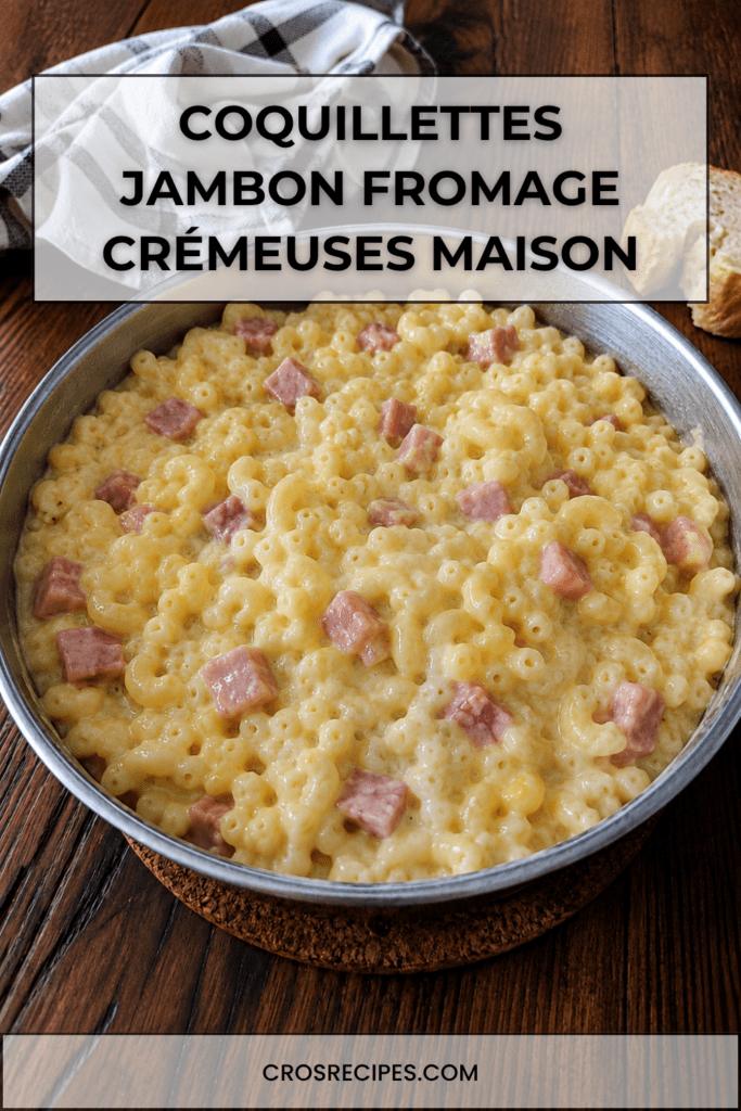 Coquillettes jambon fromage crémeuses servies dans une assiette creuse, avec une sauce onctueuse à la crème, du fromage fondu et des morceaux de jambon.