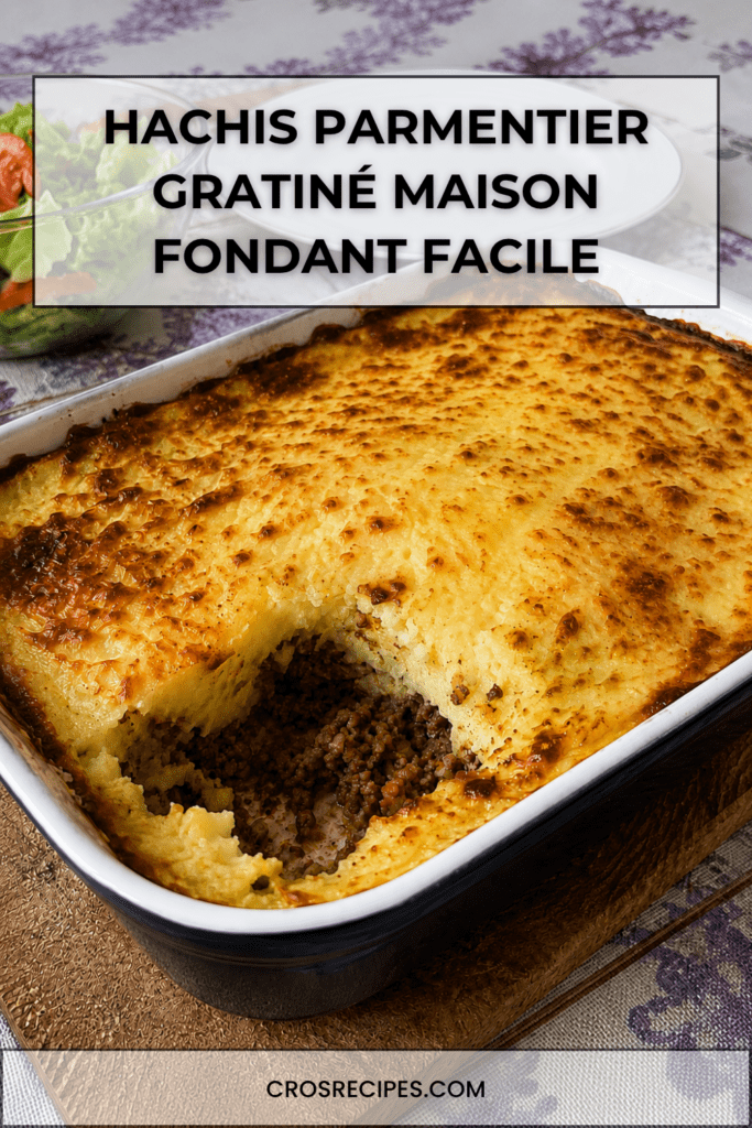 Hachis Parmentier gratiné maison servi dans un plat familial, avec une couche de purée dorée au fromage, une viande hachée fondante dessous et une texture crémeuse visible à la cuillère.