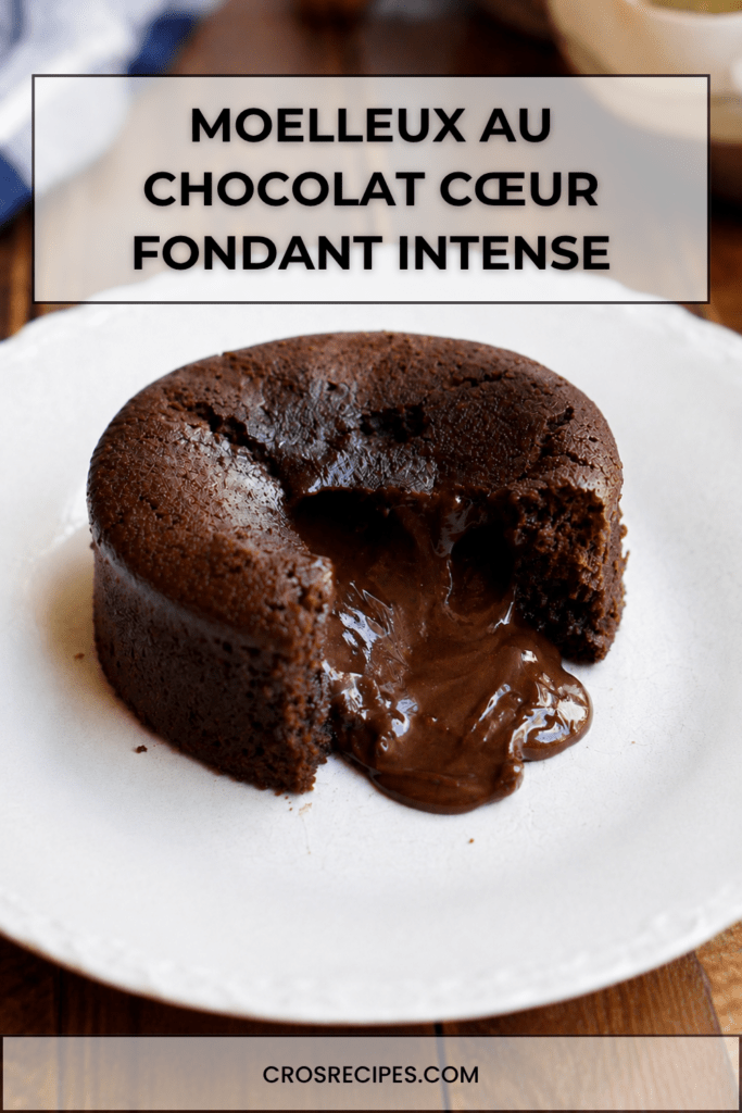 Moelleux au chocolat cœur fondant servi chaud dans une assiette, ouvert à la cuillère avec un cœur de chocolat coulant, une texture moelleuse et une surface légèrement craquelée.