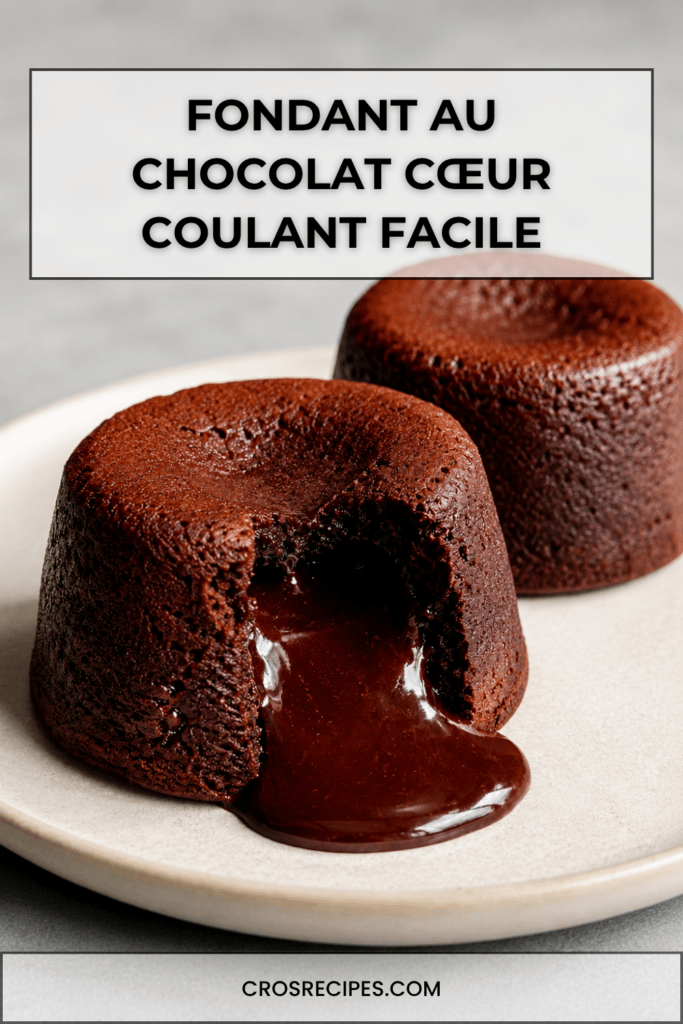 Fondant au chocolat cœur coulant servi tiède, avec un intérieur chocolat fondu, une texture moelleuse et une surface légèrement craquelée.