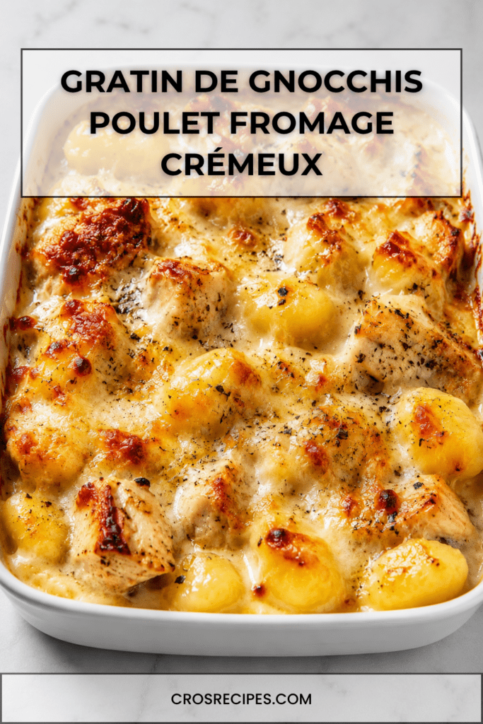 Gratin de gnocchis au poulet et fromage, bien doré au four, avec une sauce crémeuse, des morceaux de poulet et du fromage fondu.