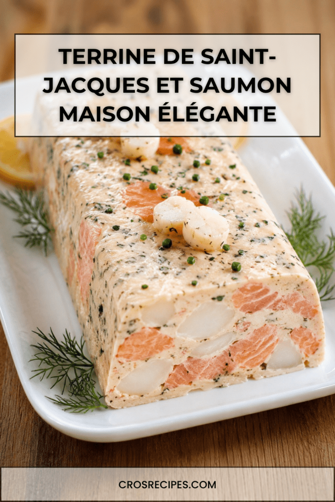 Terrine de saumon et noix de Saint-Jacques tranchée, servie froide avec sauce citronnée et herbes fraîches