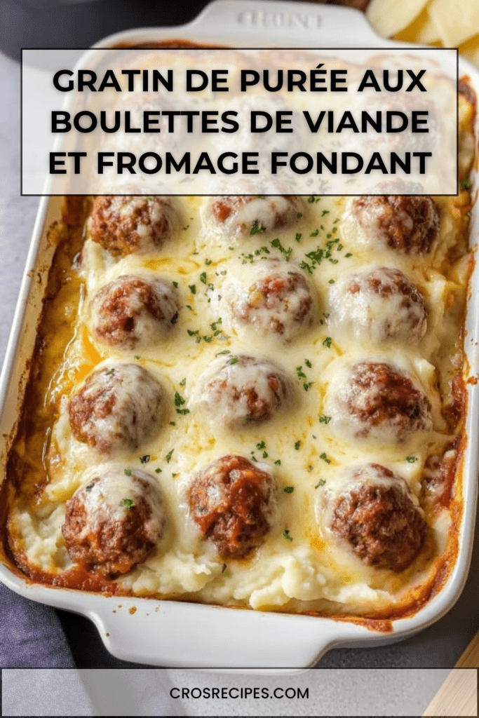 Gratin de purée avec boulettes de viande, crème et fromage fondu doré dans un plat familial chaud et gourmand