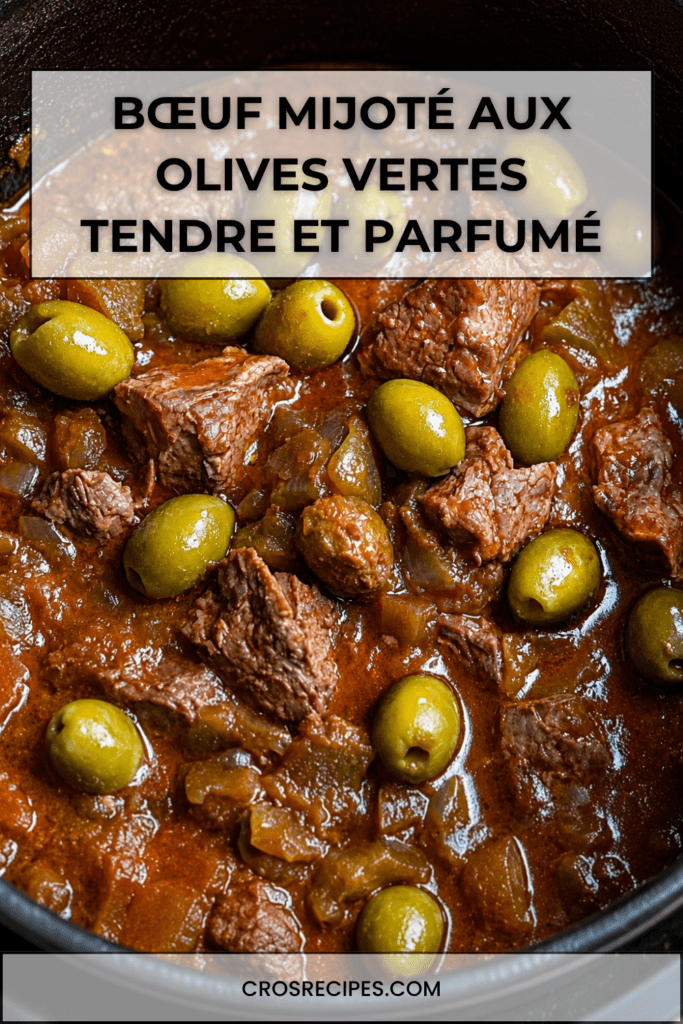 Bœuf mijoté aux olives vertes servi dans une cocotte, avec morceaux de viande fondants, sauce tomate épaisse, oignons et olives vertes.