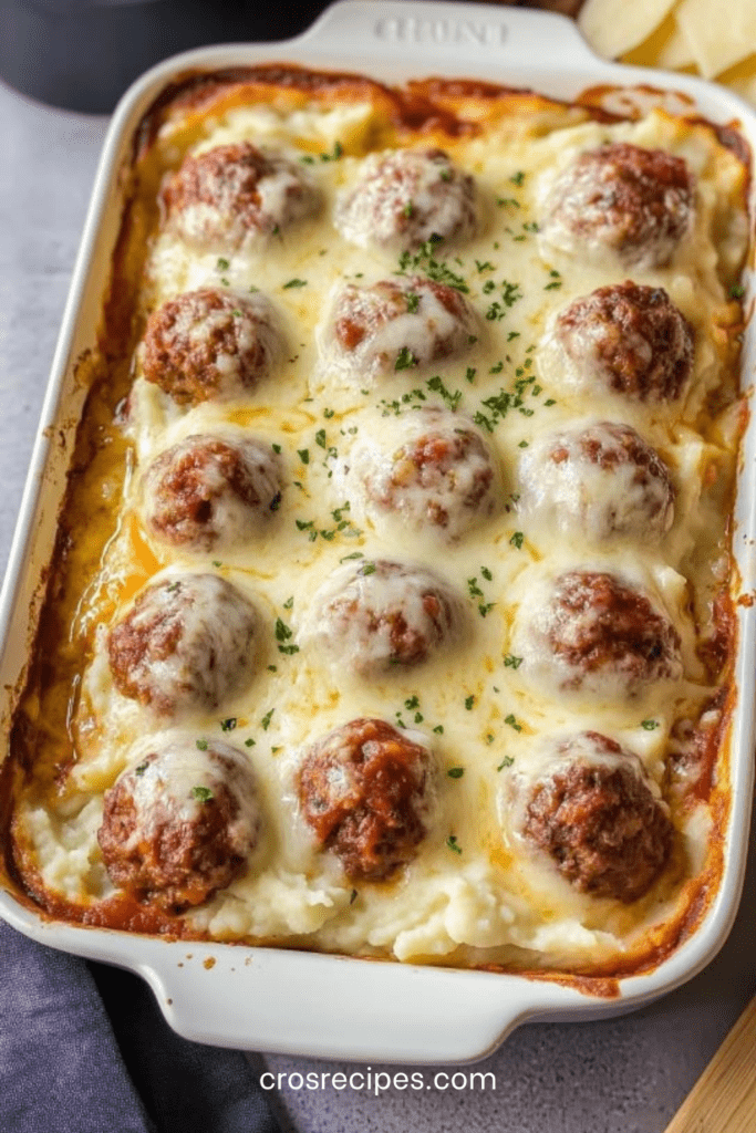 Gratin de purée avec boulettes de viande, crème et fromage fondu doré dans un plat familial chaud et gourmand