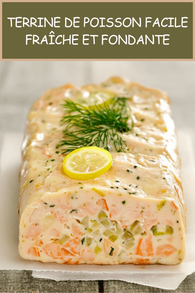 Terrine de poisson maison aux légumes, poisson blanc et saumon, coupée en tranches fraîches, servie avec sauce citronnée et herbes fraîches.