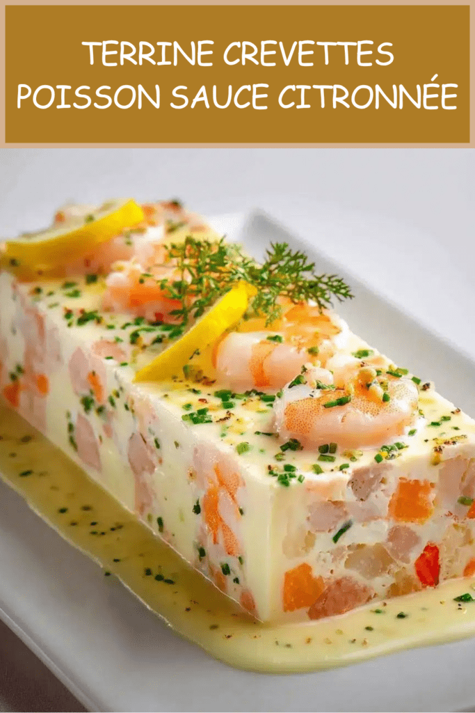 Terrine de poisson blanc et crevettes servie en tranches avec sauce citronnée, ciboulette fraîche, quartiers de citron et crevettes entières.
