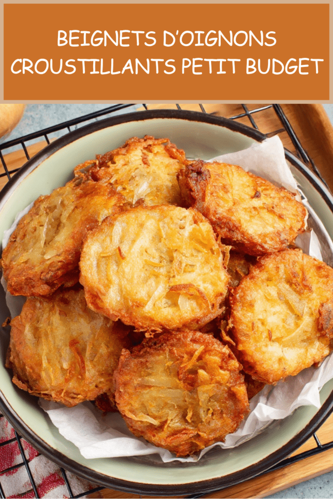 Beignets d’oignons croustillants dorés à la poêle, préparés avec une pâte légère à la farine, œuf, eau et levure, servis chauds.