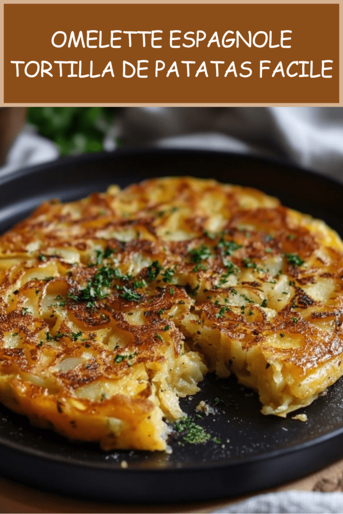 Omelette espagnole tortilla de patatas dorée et épaisse, coupée en parts, avec pommes de terre fondantes, œufs moelleux et salade verte.