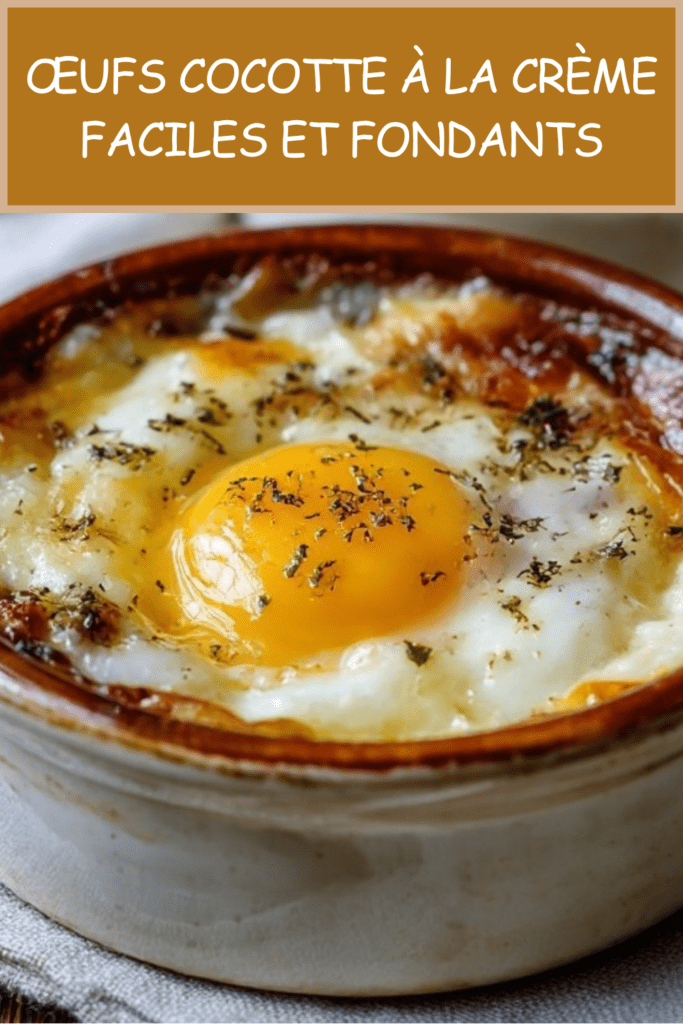 Œufs cocotte à la crème servis dans des ramequins dorés, avec fromage gratiné, crème fondante et jaune d’œuf encore coulant.