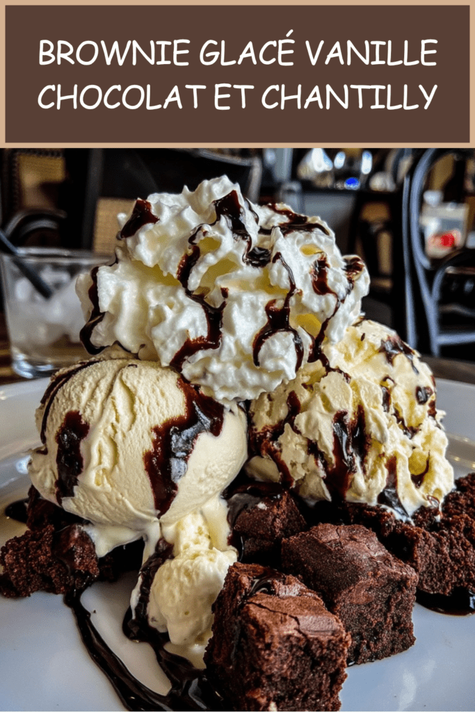 Brownie glacé servi en coupe avec morceaux de brownie fondant, boules de glace vanille, sauce chocolat tiède, chantilly et copeaux de chocolat.